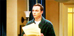 Gif de Sheldon Cooper qui lance des feuilles en l'air