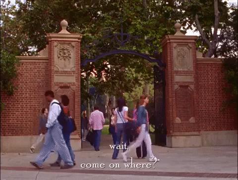 Rory e Lorelai Gilmore indo conhecer a faculdade Harvard na série Gilmore Girls