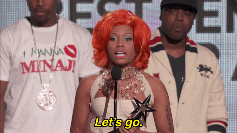 Gif da cantora Nick Minaj recebendo uma premiação e falando “let’s go”.