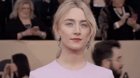 Saoirse Ronan La actriz Saoirse Ronan saludando y sonriendo.- Blog Hola Telcel