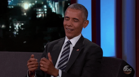 Barack Obama no programa de entrevistas Jimmy Kimmel Live mexendo as mãos como se estivesse mandando mensagens no WhatsApp