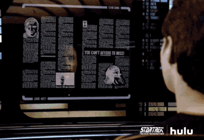 Personagem da série Star Trek lendo muitas informações em um computador