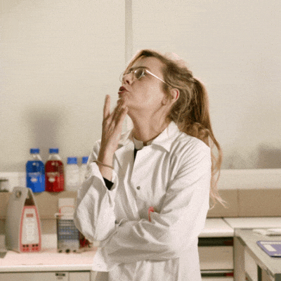 Ženska v laboratorijski halji, ki se čudi
