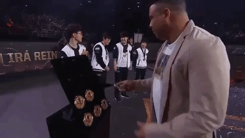 Hàng triệu con tim vỡ òa khi hai “huyền thoại” gặp nhau: Ronaldo và Faker