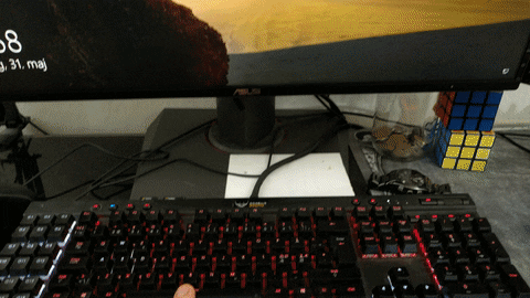 What the hell is going on with my Locked screen?! : pcmasterrace