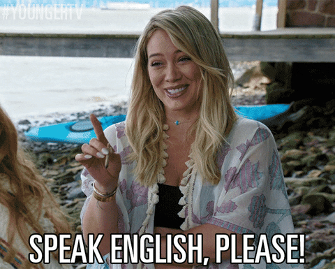 Hilary Duff em um programa de TV pedindo para alguém falar apenas inglês