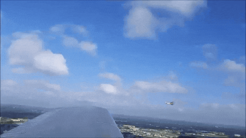 Teléfono cae de avioneta y sobrevive