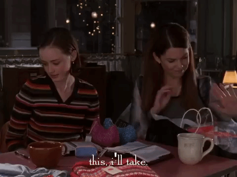 Gilmore Girls - Lorelai and Rory fighting over a tote bag 