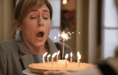 mulher-soprando-velas-de-bolo-de-aniversario