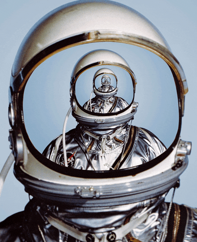 casco de astronauta se repite una y otra vez