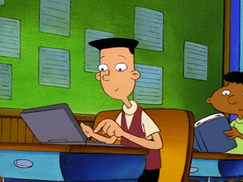 personagem do desenho Hey Arnold usando um notebook