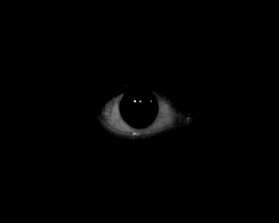 काले रंग की पृष्ठभूमि के साथ एक आँख