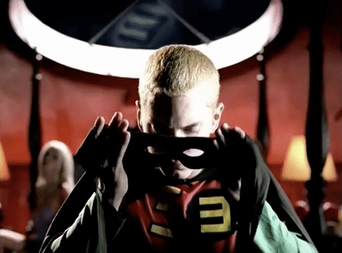 Eminem poniéndose su antifaz de Rap Boy antes de jugar con la skin de su nueva colaboración con Fortnite.- Blog Hola Telcel 