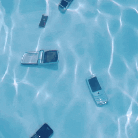 qué hacer si un celular se cae al agua
