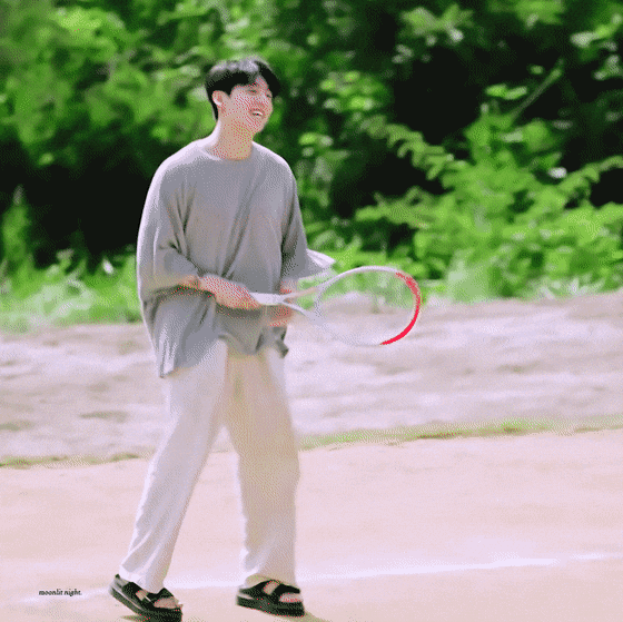 Đánh tennis mà đẹp trai quá Jungkook ơi. (Ảnh: Internet)