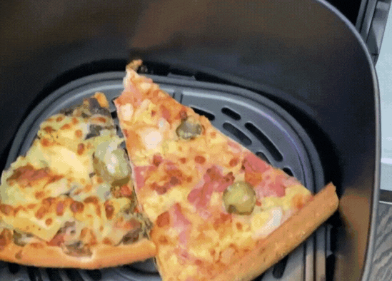Freidora de aire con pizza dentro 