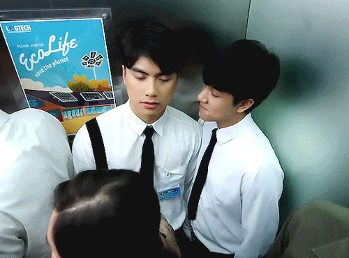 Đứng chung thang máy có cần phải đầy ẩn ý thế không? (Ảnh: Internet)