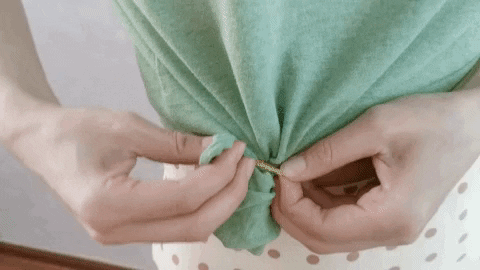 Cách buộc áo phông thành croptop cực kỳ trendy (Ảnh: Internet)