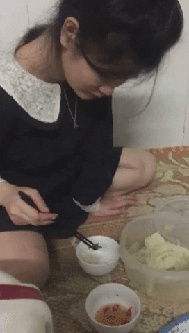 Cái tướng của vợ em nó ngồi nó ăn cơm đây các bác ạ😅
Từ khi chưa có bầu đến khi bầu hơn 4 tháng mà vẫn xinh gái như ngày nào😆
Nói thế chứ em nghiền lắm các bác ạ❤️