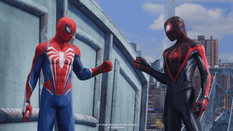 Dos Spider-Man chocando los puños de felicidad en el videojuego Marvel's Spider-Man 2.- Blog Hola Telcel 