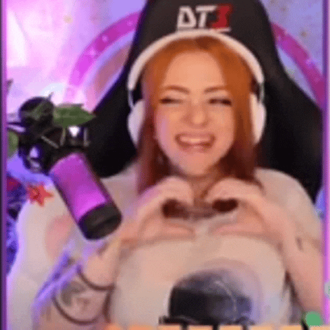 Streamer haciendo una señal de corazón con sus manos porque los videojuegos son capaces de unir a personas de todas partes del mundo.- Blog Hola Telcel