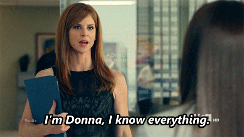 Een vrouw op kantoor draagt een map en zegt dat ze Donna heet en dat ze alles weet tijdens een sollicitatiegesprek