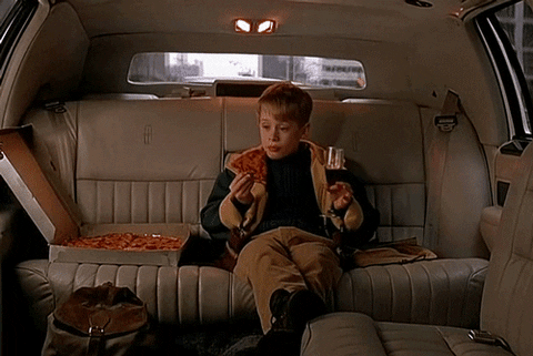 niño de Home Alone solo en una limosina comiendo una pizza