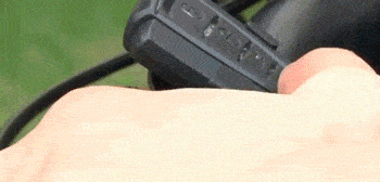 Homem controlando o O novo Alarme de Bike 3 em 1 Anti-furto c/ Luz Traseira Bike via controle remoto.