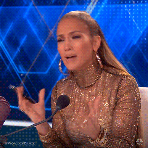 A cantora Jennifer Lopez gesticulando enquanto pergunta "Why?"