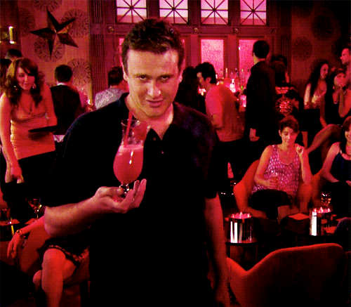 Marshall bailando con un coctail rosa en la mano. tinder