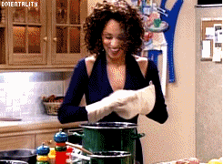 gif de uma mulher cozinhando