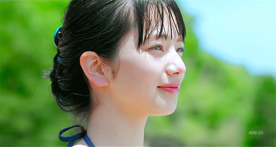 Nhân vật Ritsuko thuần khiết như mối tình đầu do Nana Komatsu đảm nhận (GIF: Internet)