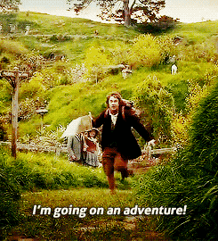 Bilbo Bolseiro, correndo com um mapa em direção à tela, com a legenda "I'm going on an adventure!"