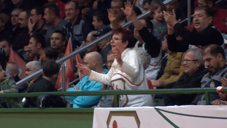 Mujer baila en estadio