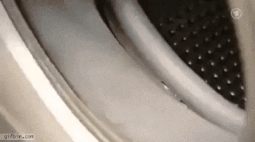 Женщина нашла место, куда пропадают носки из стиральной машины, и оно реально существует место куда пропадают носки, стиральная машинка съедает носки, куда пропадают носки, носки в стиральной машине