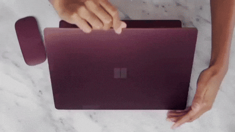 Abrindo notebook para assistir aulas de carreira em educação.