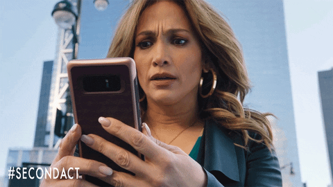 JLo con su teléfono recibiendo notificaciones del 'Modo desaparición' de WhatsApp.- Blog Hola Telcel 