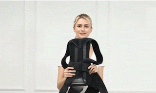 Kvinne som viser hvordan man skal bruke holdningsvest hybrid fra din holdning