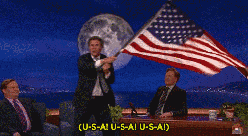 Personne qui brandit le drapeau des États-Unis au Conan Show en criant "USA USA !"