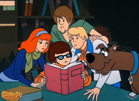Cinco personagens do desenho Scooby-Doo olhando simultaneamente para a câmera e para o livro, que está nas mãos de uma das personagens, fazendo o dever de casa, que é buscar palavras em português que não existem em inglês. 
