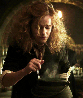 Hermione preparando una poción en Harry Potter y el misterio del príncipe 