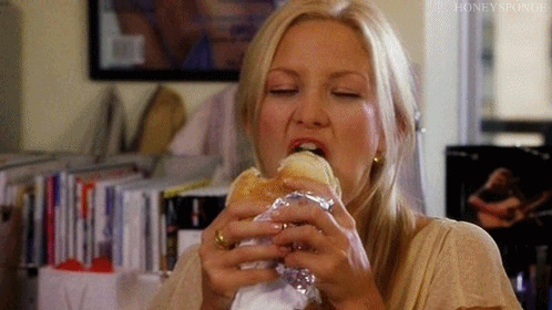 mujer comiendo su hamburguesa