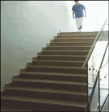 Gif animado de un chico bajando de forma curiosa las escaleras, cualquier actividad cuenta.