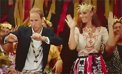 L'héritier de la couronne et son épouse dansent.