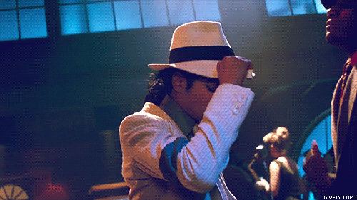Michael Jackson desafiando la gravedad en Smooth Criminal.