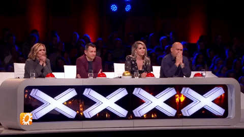 Paul de Leeuw zit als de kijker thuis, de talenten te beoordelen bij Holland's Got Talent