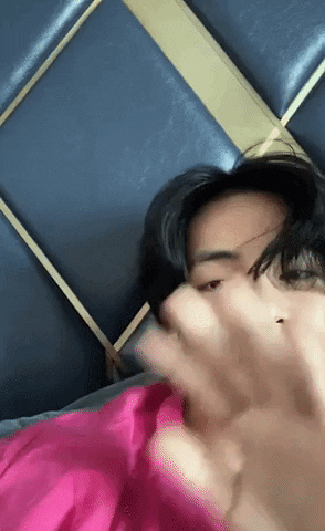 BTS' V surprises fans with his natural face during the live stream