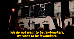 Gif de uma mulher falando para outras mulheres em um palanque: “we do not want to me lawbrakers, we want to be lawmakers!”. Trata-se de uma cena do filme “As sufragistas”.