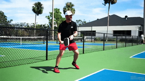 Vung vợt ra sau quá lớn