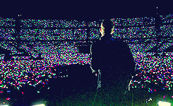 Keindahan yang akan disaksikan penonton saat menyaksikan konser Coldplay secara langsung. (Foto: giphy.com)